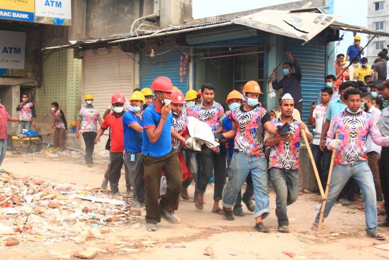 Chaos outside of Savar building collapse