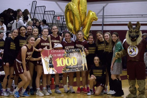 Charlotte Tuhy celebrates her 1000 career pt. with her team.