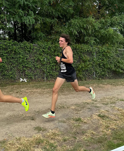 Leo London running on a course