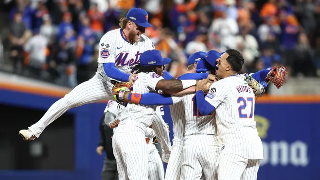 Mets celebrate after Lindor's grand slam.